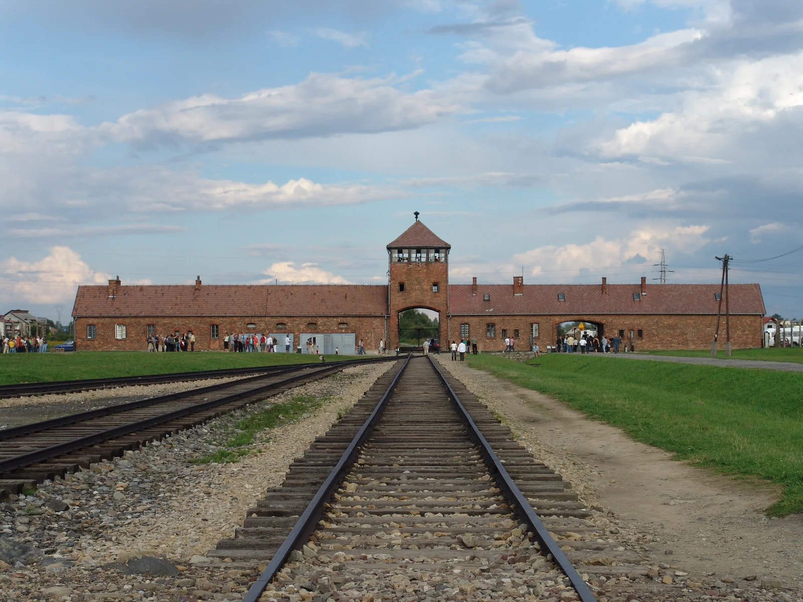Blick von der Gleisrampe in Auschwitz II-Birkenau zum Torhaus.