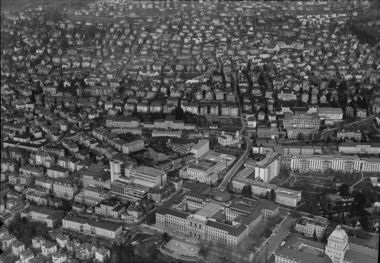 Tieffliegerblick auf die ETH Zürich, 8. Mai 1955 — Smith-Lutz war 1953 mit ihrem Mann Friedrich Lutz nach Zürich gekommen, der hier Professor an der Universität wurde